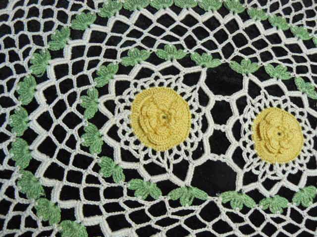 5 PIECE VINTAGE COTTON DOILIE SET LOVELY RAISE FLOWER IN THE MIDDLE HAND CROCHETED