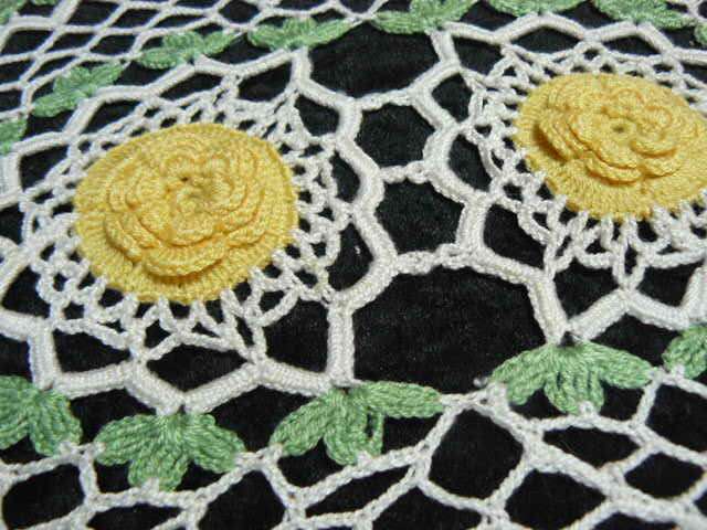 5 PIECE VINTAGE COTTON DOILIE SET LOVELY RAISE FLOWER IN THE MIDDLE HAND CROCHETED