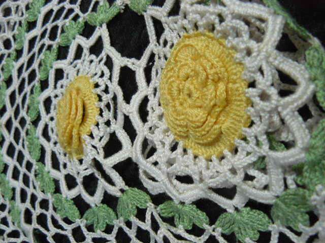 5 PIECE VINTAGE COTTON DOILIE SET LOVELY RAISE FLOWER IN THE MIDDLE HAND CROCHETED