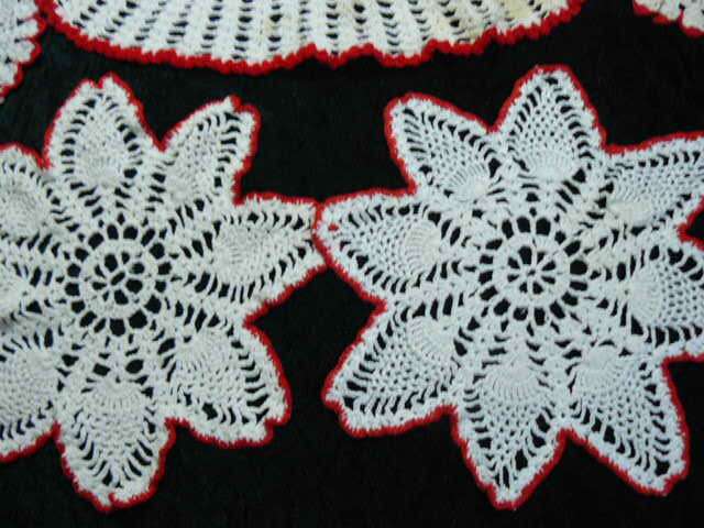 5PIECE VINTAGE HAND CROCHETED DOILIESET WITH JUG COVER
