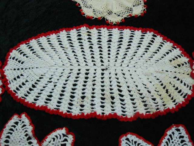 5PIECE VINTAGE HAND CROCHETED DOILIESET WITH JUG COVER