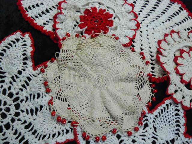 5PIECE VINTAGE HAND CROCHETED DOILIESET WITH JUG COVER