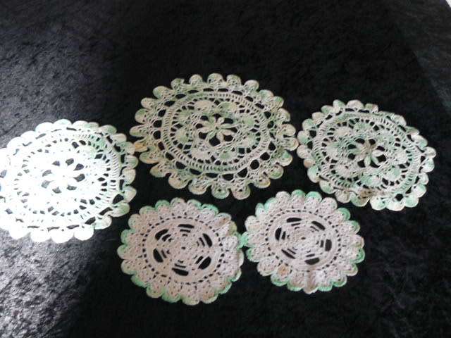 5 PIECE VINTAGE HAND CROCHETED DOILIE SET GREEN AND WHITE
