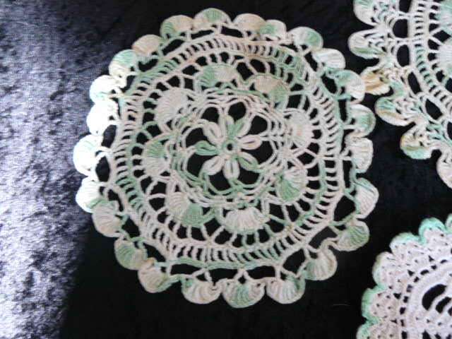 5 PIECE VINTAGE HAND CROCHETED DOILIE SET GREEN AND WHITE
