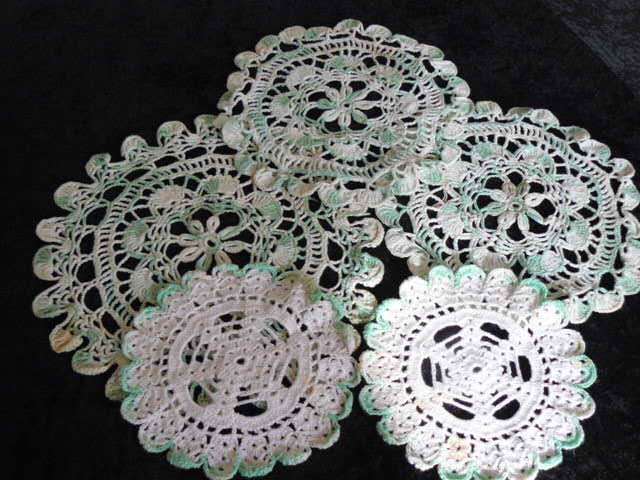 5 PIECE VINTAGE HAND CROCHETED DOILIE SET GREEN AND WHITE