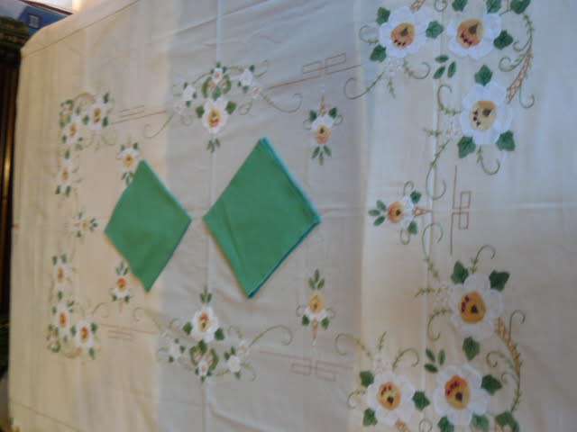 VINTAGE COTTON EMBROIDERED TABLE CLOTH STUNNING! LARGE AND 2 NAPPKINS EXELLENT CON