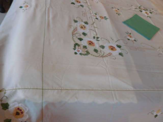VINTAGE COTTON EMBROIDERED TABLE CLOTH STUNNING! LARGE AND 2 NAPPKINS EXELLENT CON