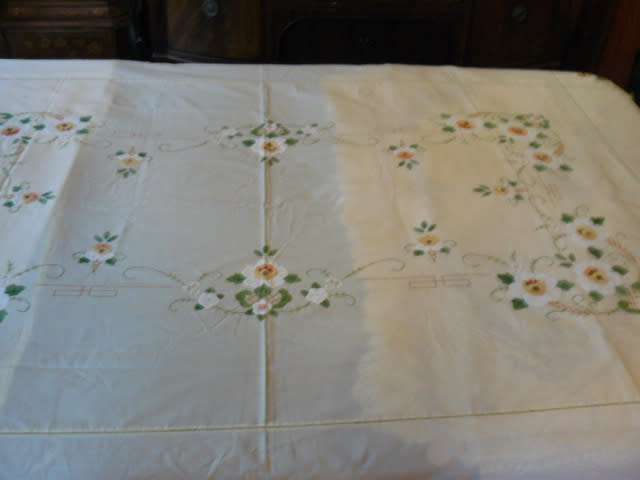 VINTAGE COTTON EMBROIDERED TABLE CLOTH STUNNING! LARGE AND 2 NAPPKINS EXELLENT CON