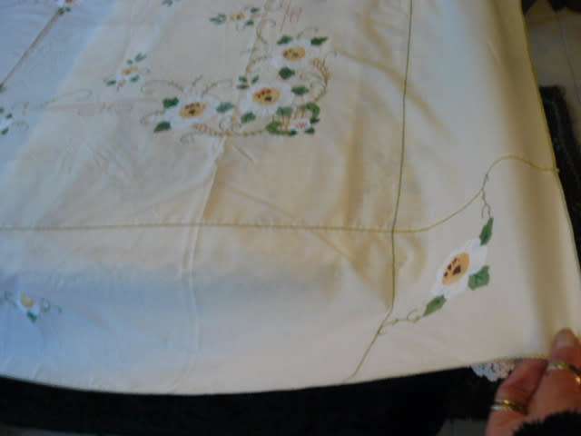 VINTAGE COTTON EMBROIDERED TABLE CLOTH STUNNING! LARGE AND 2 NAPPKINS EXELLENT CON