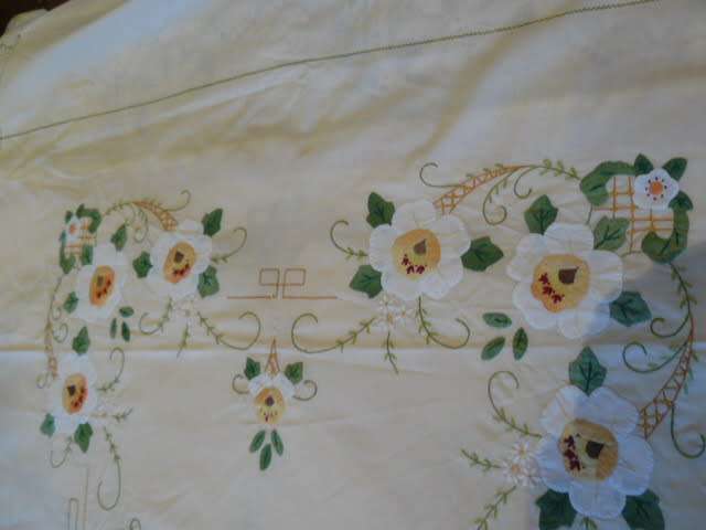 VINTAGE COTTON EMBROIDERED TABLE CLOTH STUNNING! LARGE AND 2 NAPPKINS EXELLENT CON