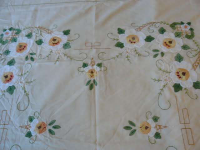 VINTAGE COTTON EMBROIDERED TABLE CLOTH STUNNING! LARGE AND 2 NAPPKINS EXELLENT CON