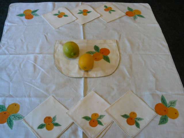 VINTAGE COTTON EMBROIDERED TRAY CLOH WITH 6 X NAPPKINS AND I TOAST COVER