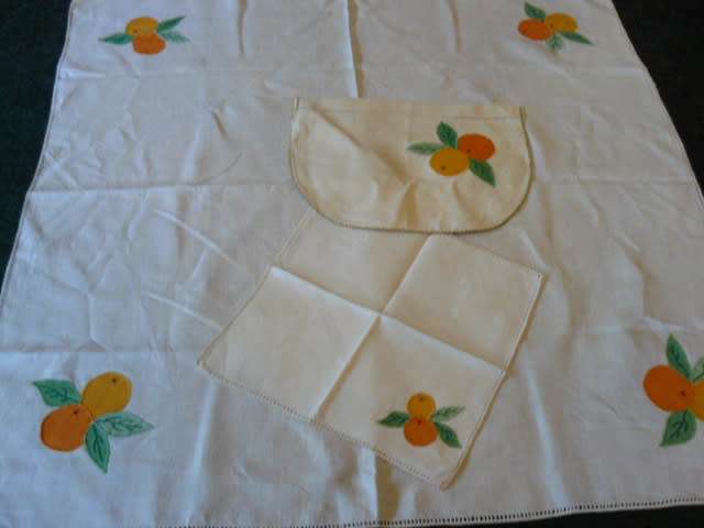 VINTAGE COTTON EMBROIDERED TRAY CLOH WITH 6 X NAPPKINS AND I TOAST COVER