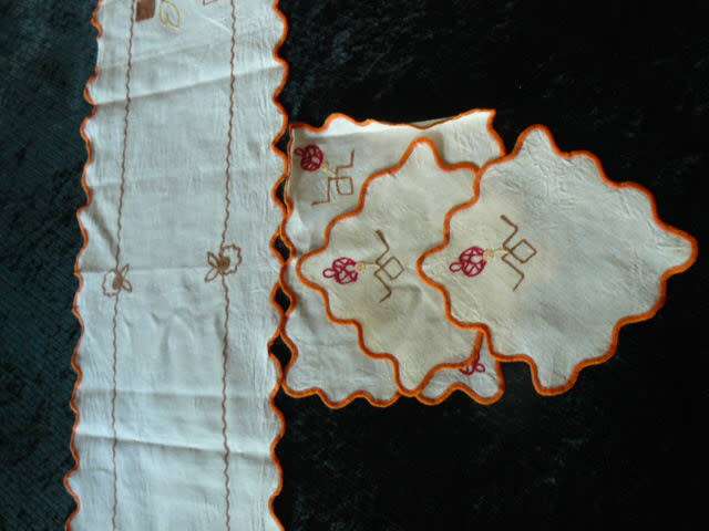 LONG VINTAGE COTTON TABLE RUNNER HAND EMBROIDERED WITH 3 X EXRTAS