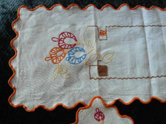 LONG VINTAGE COTTON TABLE RUNNER HAND EMBROIDERED WITH 3 X EXRTAS