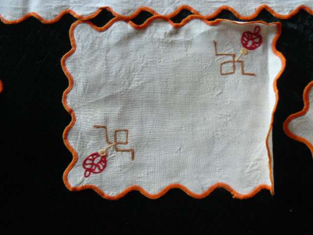 LONG VINTAGE COTTON TABLE RUNNER HAND EMBROIDERED WITH 3 X EXRTAS