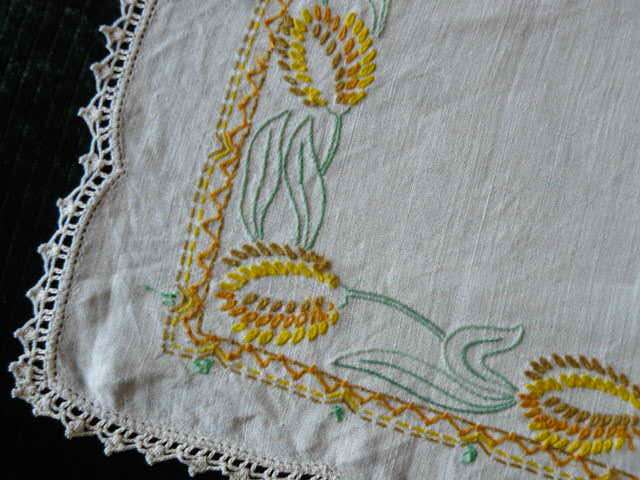 VINTAGE COTTON EMBROYDED TRAY CLTHS X2