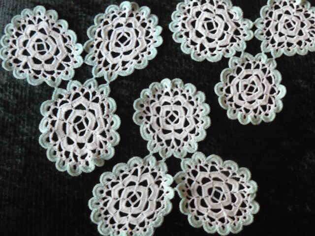 DOILIE SET 5 PIECE HAND CROCHETED GREEN AND WHITE INTERESTING