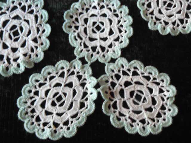 DOILIE SET 5 PIECE HAND CROCHETED GREEN AND WHITE INTERESTING