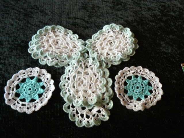 DOILIE SET 5 PIECE HAND CROCHETED GREEN AND WHITE INTERESTING