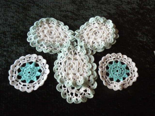 DOILIE SET 5 PIECE HAND CROCHETED GREEN AND WHITE INTERESTING