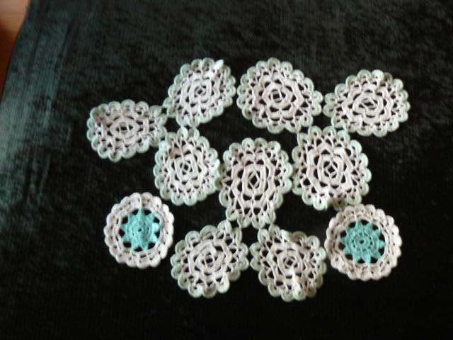 DOILIE SET 5 PIECE HAND CROCHETED GREEN AND WHITE INTERESTING