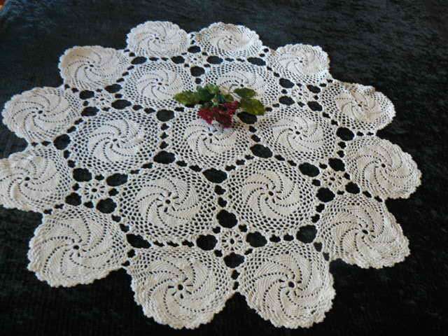 TABLE CLOTH VINTAG COTTON HAND CROCHETED 95 CM DIAMERER
