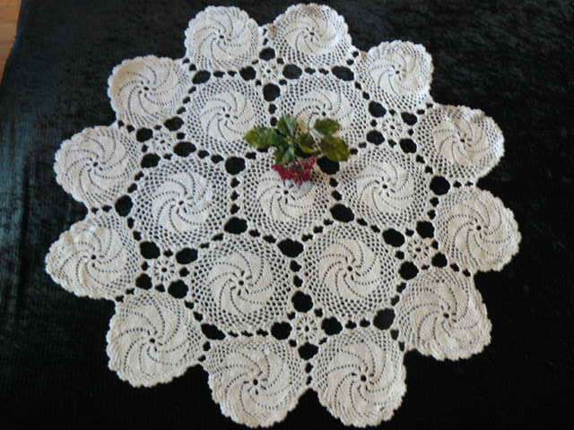 TABLE CLOTH VINTAG COTTON HAND CROCHETED 95 CM DIAMERER