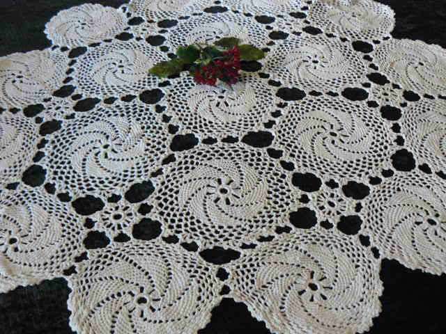 TABLE CLOTH VINTAG COTTON HAND CROCHETED 95 CM DIAMERER