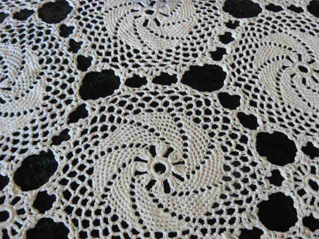 TABLE CLOTH VINTAG COTTON HAND CROCHETED 95 CM DIAMERER