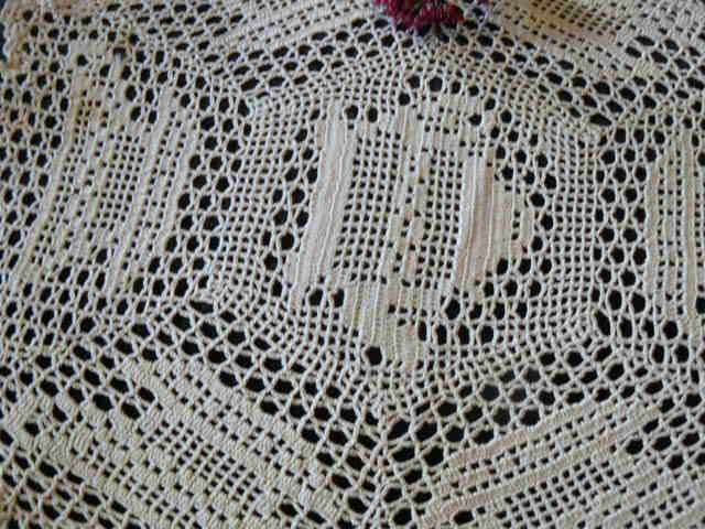 TABLE CLOTH 50 CM DIAMETER HAND CROCHETED COTTON CREAM