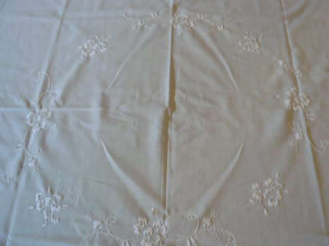 TABLE CLOTH VINTAGE EMBROIDERED WITH HAND CROCHETER BORDER LOVEY