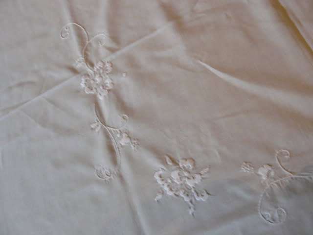 TABLE CLOTH VINTAGE EMBROIDERED WITH HAND CROCHETER BORDER LOVEY