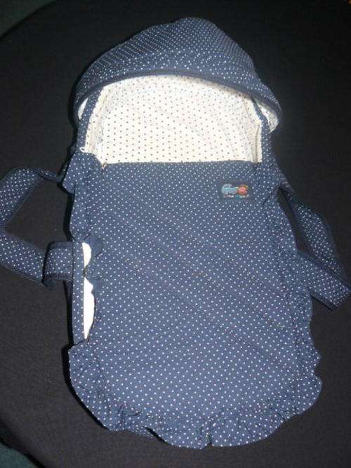 CARRY COT. VERY CLEAN AND IN GOOD CONDITION! REDUCED AND FREE GIFT !!!!!