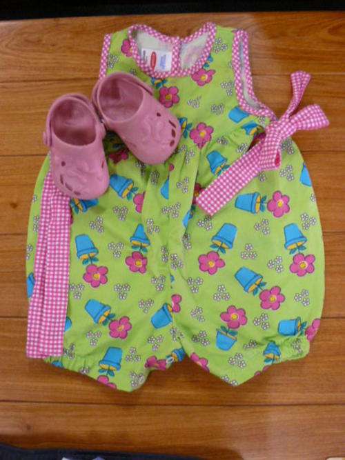 THIS IS SOOOOO CUTE. PLEASE HAVE A CLOSER LOOK. 0-3M AND SIZE 2 CROCKS !!!!!!!