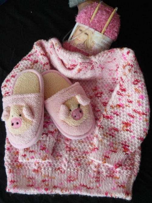 VERY CUTE KNITTED JERSEY WITH SLIPPERS AND FREE BALL OF SOFT WOOL. FOR +1 1 1/2 YEARS