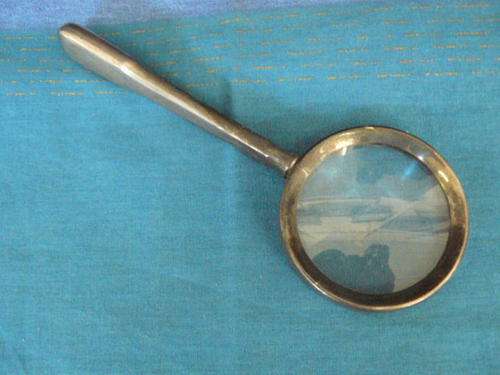 MAGNIFIYNG GLASS