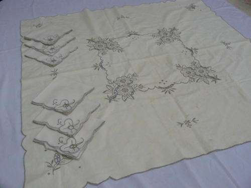 100% COTTON IRISH LINEN TABLE CLOTH AND 6 X NAPPKINS