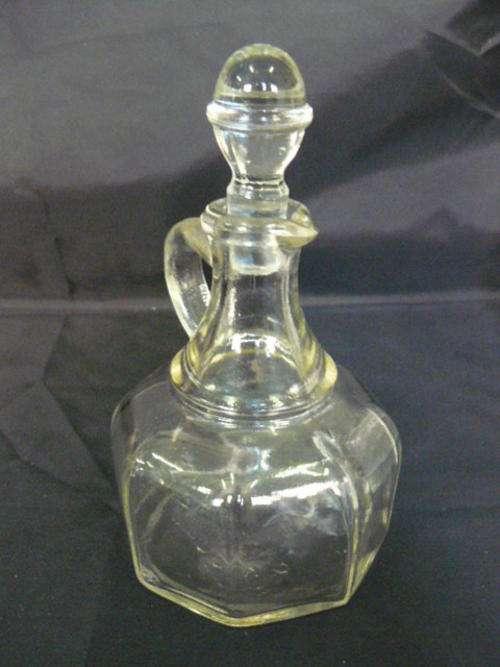 GLASS DECANTER WITH TOP