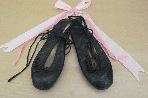 COLLECTABLE VINTAGE LEATHER BALLET SHOES FROM ENGLAND 4-5