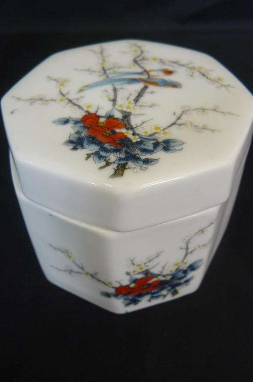 TRINKET BOX PORCELAIN SO VERY PRETTY PLEASE HAVE A LOOK @@@@@!!!!!