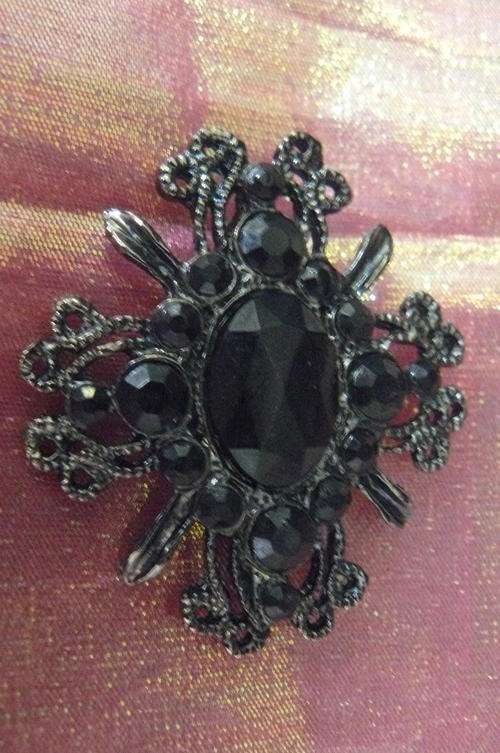 BLACK STRAR BROOCH