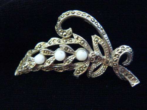 PRETTY BROOCH