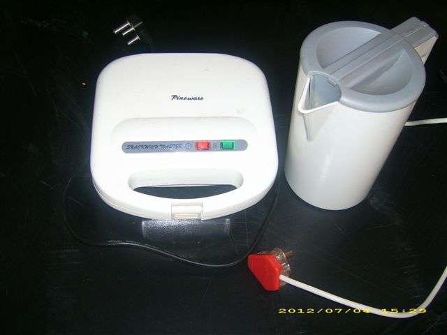 Pineware Electric Kettle & Snackwitch Maker