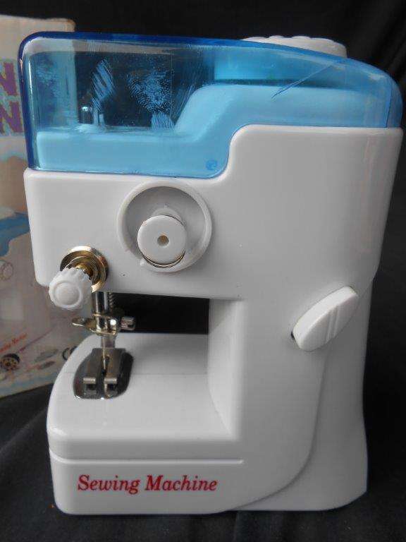 BATTERY OPERATED PETIT SEWING MACHINE