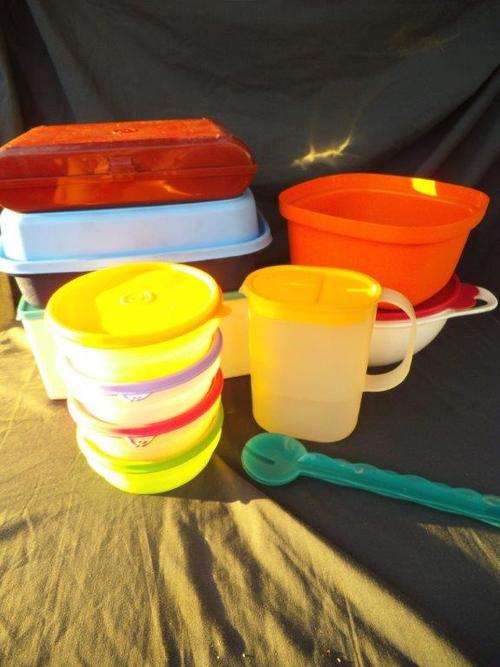 MIXED LOT OT VARIOUS TUPPERWARE ITEMS