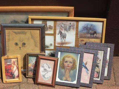 LOT OF VARIOUS PICTURE FRAMES