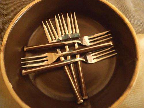 CREST CAKE FORKS & MATCHING POTTERY BOWL