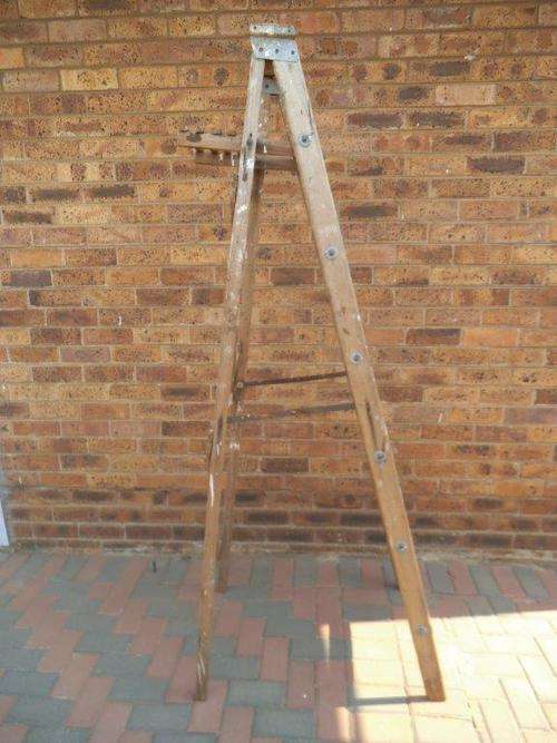 7-STEP WOODEN LADDER