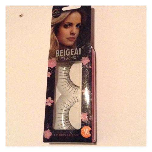 EYELASHES WITH GLUE